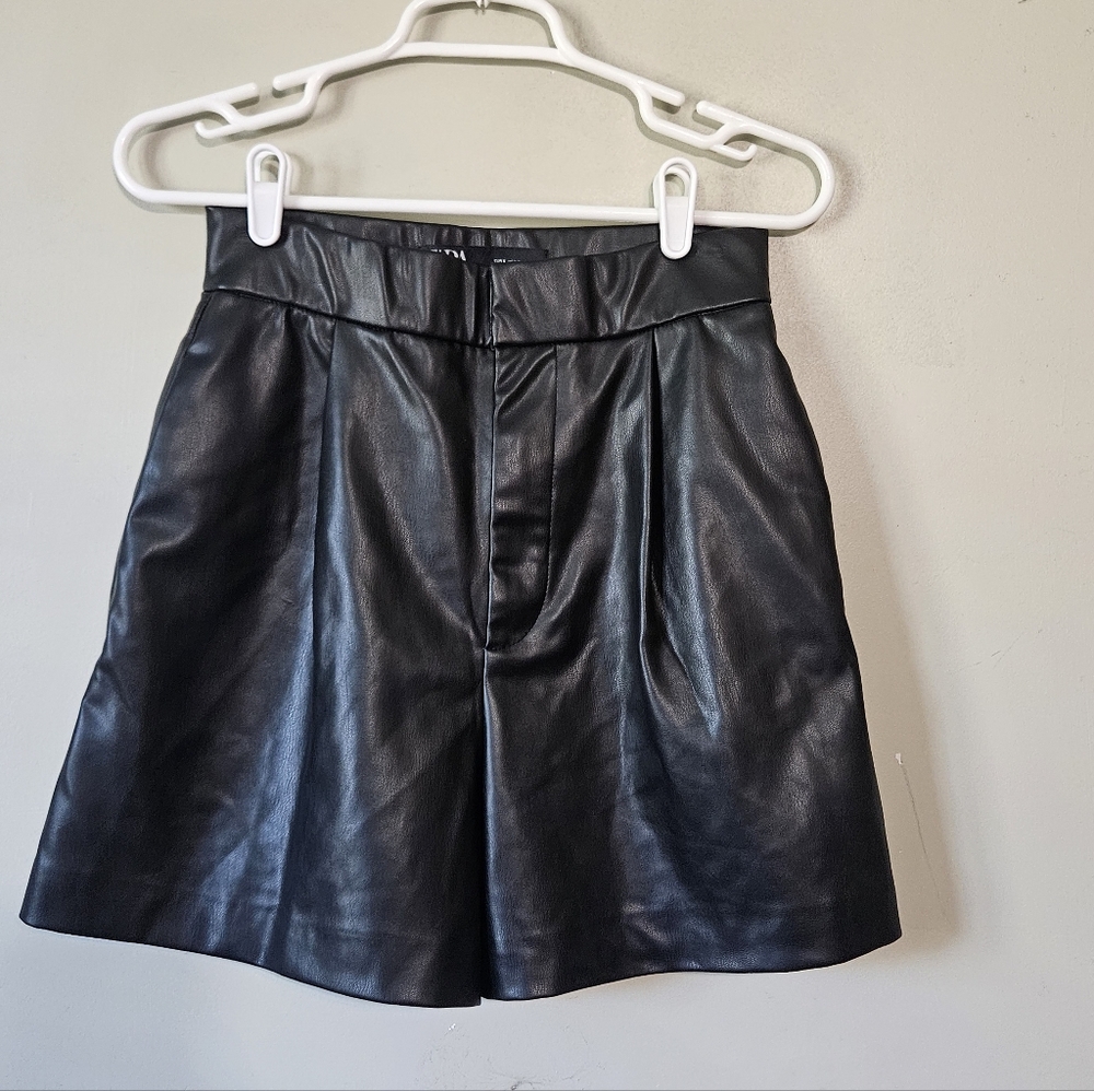 🩷💛Zara Black Polyurethane Black Shorts Size S💜🩷
